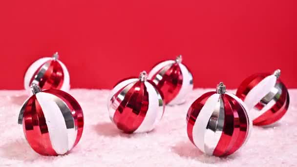 ストップモーションで回転する赤と白のクリスマスの装飾のクリエイティブパターンダンス — ストック動画