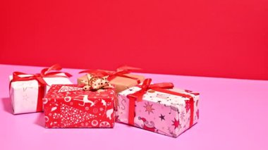 Pastel Pembe ve Kırmızı Arkaplan Durma Hareketi Noel Hediyeleri Büyüsüyle Canlı Gelirler. Hareketi durdur