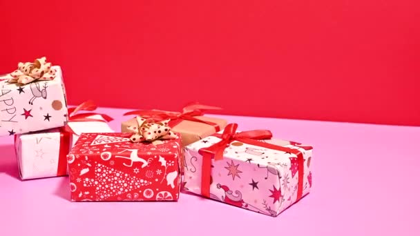 Desembrulho Festivo Pare Movimento Presentes Natal Emergentes Fundo Rosa Vermelho — Vídeo de Stock