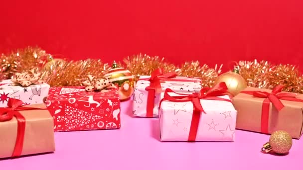 Movimiento Vacaciones Detener Movimiento Regalos Navidad Bailando Sobre Fondo Rosa — Vídeo de stock