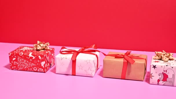 Stop Motion Christmas Verrassingen Gifts Verschijnen Een Rij Pastel Achtergrond — Stockvideo