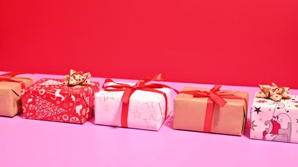 Festliche Eleganz Weihnachtsgeschenke Skurrilem Pastellrosa Und Rot Arrangiert — Stockvideo