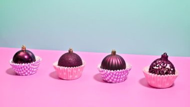 Kromatik Dans: Pastel Pembe Süslemeler Stop Motion Cupcake Sepetlerinde Derin Mor 'a Dönüşüyor