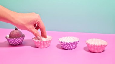 Eller Kek Sepeti Sırlarını Açığa Çıkarırken Parıltı Süslemeleri Durdurma Hareketinde Ortaya Çıktı