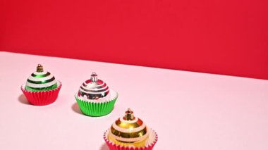 Flourish: Stop Motion, Parıltılı Noel Süslemeleri ile süslenmiş Yeşil ve Kırmızı Kek Sepetleri Açılıyor