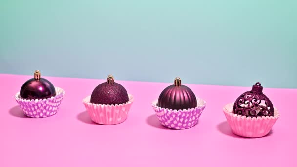 彩色舞蹈 在停止运动的蛋糕篮中 粉红装饰品转变为深紫色 — 图库视频影像