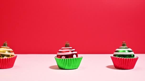 停止运动在白色和红色背景下的蛋糕篮中展示圣诞球 — 图库视频影像
