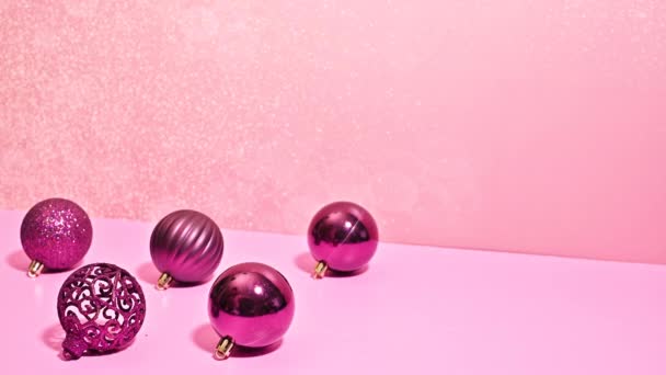 紫のシンフォニー 魅惑的なストップモーションショーは グリッタリーバックドロップの調和のとれたディスプレイで装飾を展示します — ストック動画