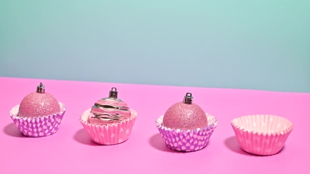 停止运动推出圣诞装饰品在Cupcake篮子里的软色彩调色板 — 图库视频影像