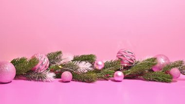 Noel Çelengi 'nde Pastel Pembe Süslemeler ile yanıp sönen ışıklar. Hareketi durdur