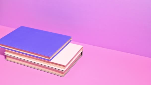 Stop Motion Ordinare Libri Colori Pastello Sfondo Rosa — Video Stock