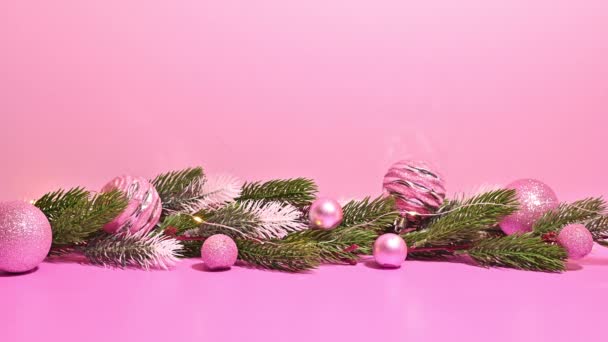 Luci Lampeggianti Sulla Ghirlanda Natale Con Ornamenti Rosa Pastello Ferma — Video Stock
