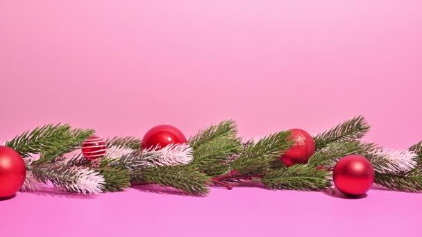 Guirlanda Natal Com Luzes Ornamentos Vermelhos Fundo Rosa Pastel Stop — Vídeo de Stock