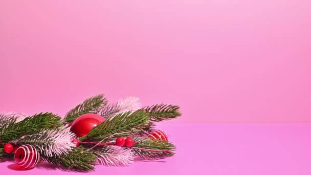 Knipperlichten Fir Branch Met Rode Ornamenten Kerststop Beweging — Stockvideo