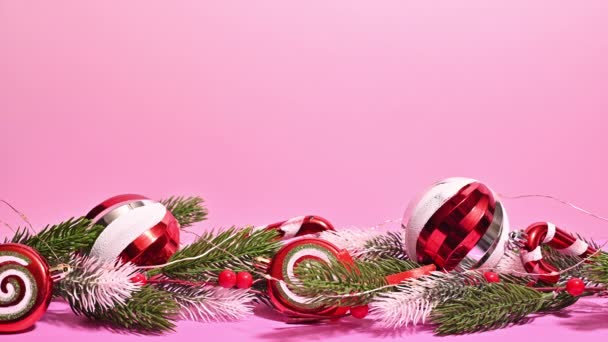 Ornamenti Caramelle Sulla Ghirlanda Natale Con Luci Scintillanti Ferma Movimento — Video Stock