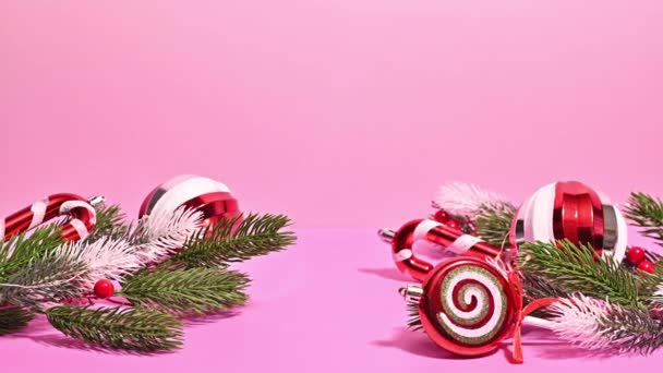 Χριστουγεννιάτικα Candy Διακοσμητικά Εμφανίζονται Pine Κλαδιά Στάση — Αρχείο Βίντεο