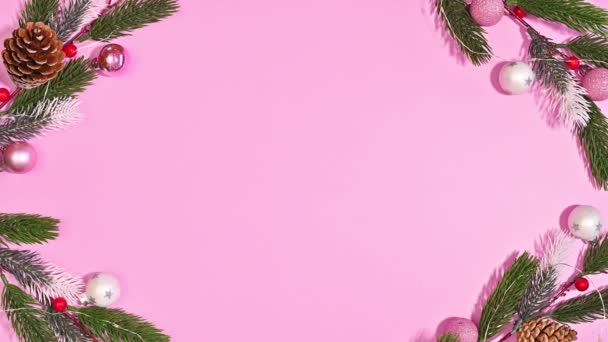 Ramka Świąteczna Różowym Tle Gałęziami Światłami Ozdobami Stop Motion Flat — Wideo stockowe