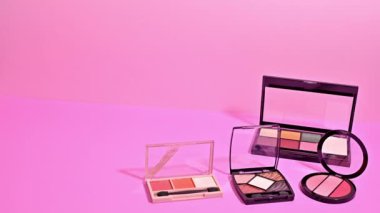 Pastel Zarafetle Büyüleyici Makyaj Paleti Siparişi. Hareketi durdur
