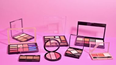 Göz Gölgesi Makyajı paletlerini Pastel Pin arkaplanındaki Görünümü Durdur. 