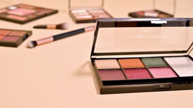 Göz Gölgesi Paleti ve Fırçasının Yakın Çekimini Durdur