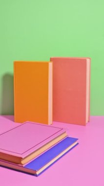 Pastel Kitaplığı: Renkli Kitapların Açılışı Dikey Durma Hareketi