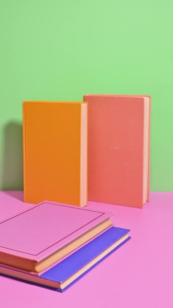 Pastel Bookshelf Κατακόρυφη Στάση Κίνησης Αποκαλύπτοντας Πολύχρωμα Βιβλία — Αρχείο Βίντεο