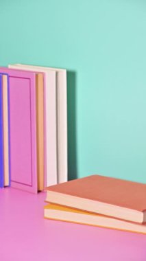 Pastel Raflarındaki Kitapları Düzenlemenin Dikey Durma Hareketi