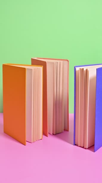 Pastellsidor Presenterade Vertical Stop Motion Books Visas — Stockvideo