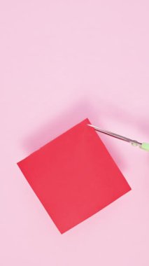 Kırmızı kağıt kesmek ve Sevgililer Günü kartları için Kalplere dönüşmek. Hareketi Durdur