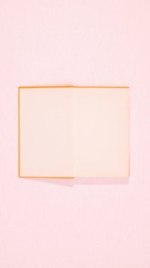 Sarı vintage açık boo pastel pembe romantik arka planda görünür. Düz yatay duruş hareketi 