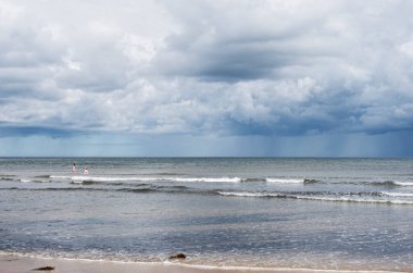 Sular çekildiğinde deniz üzerinde yağan yağmur miktarı, düşük gelgitte, Kambois, Northumberland, İngiltere