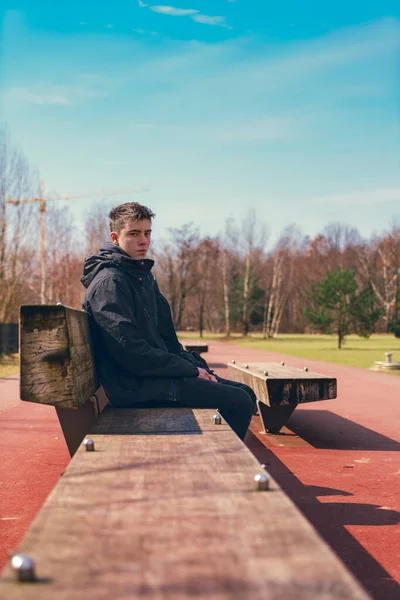 Портрет Подростка Анораке Сидящего Скамейке Парке — стоковое фото