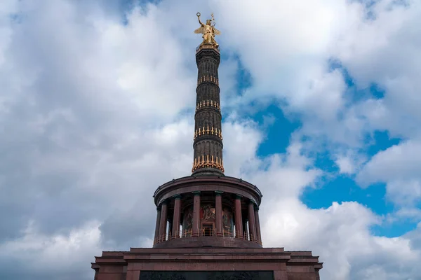 下から曇った空で撮影されたベルリンの勝利の列 — ストック写真