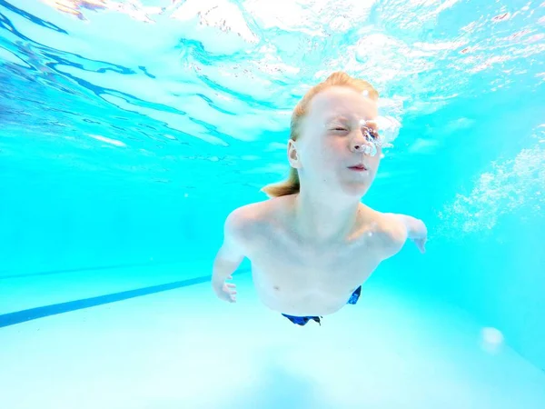 Menino Está Nadando Com Olhos Fechados Debaixo Água Uma Piscina — Fotografia de Stock