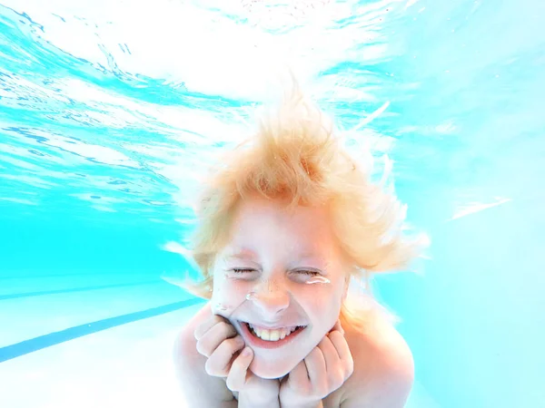 Niño Feliz Cierra Los Ojos Sonríe Mientras Sumerge Bajo Agua — Foto de Stock