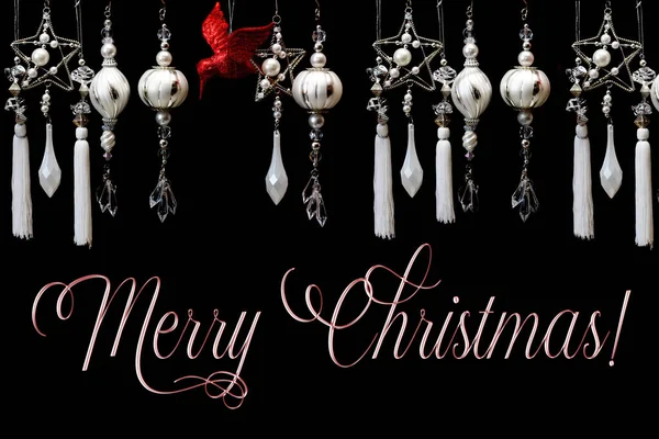 キラキラ ぶら下がり銀と赤のクリスマス ツリーの装飾の行は 黒の背景の上部にぶら下がっています — ストック写真