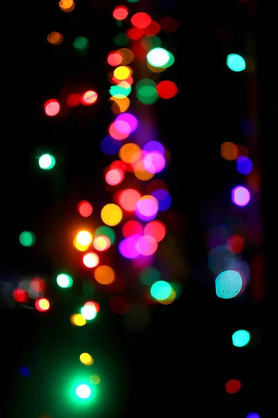 许多模糊不清的圣诞树灯光和装饰品营造了一个五彩缤纷的冬季黄昏背景 — 图库照片
