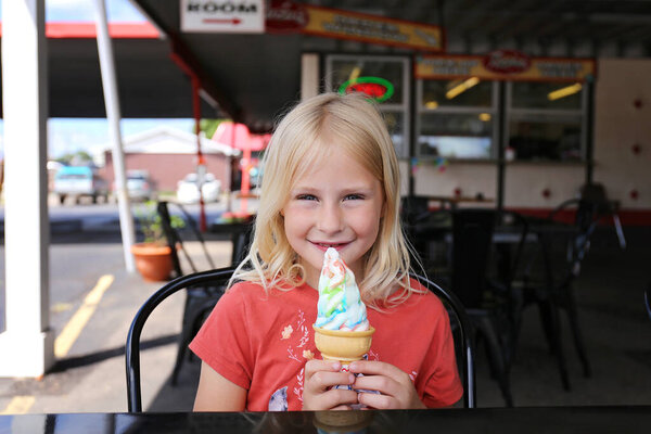 Cute Little Blond Girl Child Sitting Table Diner Eating Ice — Stock Photo, Image