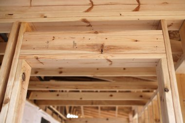 2x4 ahşap çerçeve başlıklı bir kapı önü görüntüsü inşa edilen bir ev üzerine yeni bir inşaat ilavesi.