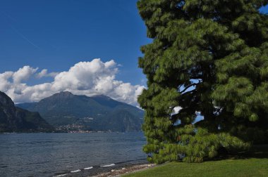 Dağlarla Como Gölü 'nün Manzarası