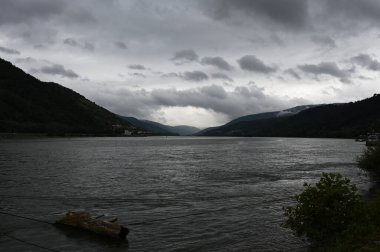 Bacharach 'taki Ren Nehri üzerindeki dramatik gökyüzü