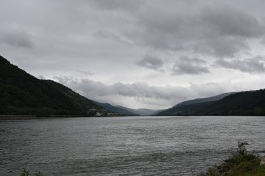 Bacharach 'taki Ren Nehri üzerindeki dramatik gökyüzü