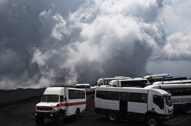 Etna Dağı Krateri 'nde bir grup turist