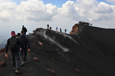 Etna Dağı Krateri 'nde bir grup turist