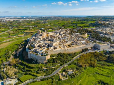 Mdina şehrinin insansız hava aracı görüntüsü. Malta adasının eski başkenti 