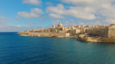 Valletta şehrinin insansız hava aracı görüntüsü - Malta 'nın başkenti. Avrupa