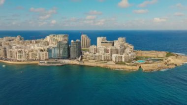 Sliema rıhtım ve Point kompleksinin havadan görüntüsü. Akdeniz, Malta adası