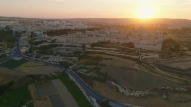 Mdina 'nın günbatımı gökyüzü manzarası - Malta adasının eski başkenti