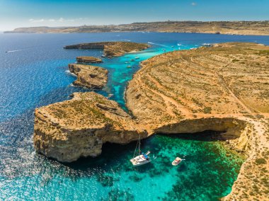 Comino Adası 'nın, Kristal ve Mavi Göl' ün insansız hava aracı görüntüsü. Malta adası