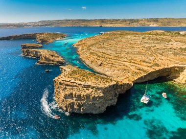 Comino Adası 'nın, Kristal ve Mavi Göl' ün insansız hava aracı görüntüsü. Malta adası